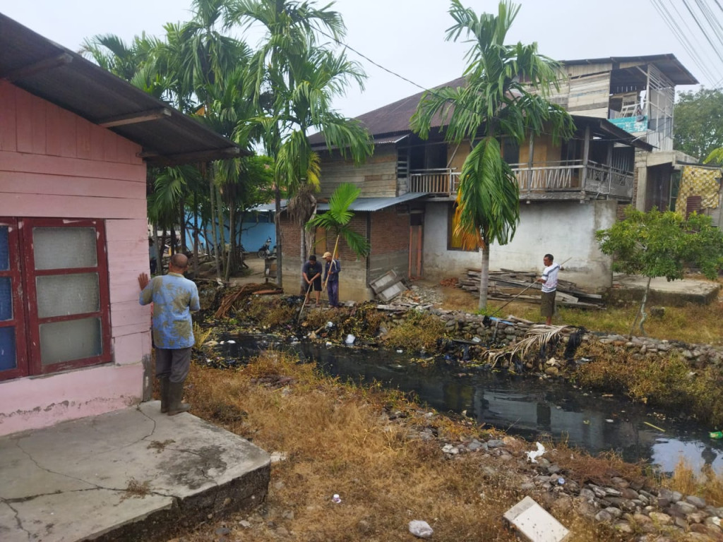 Masyarakat Desa Pawoh melakukan gotong royong bersama, demi menjaga kebersihan lingkungan.